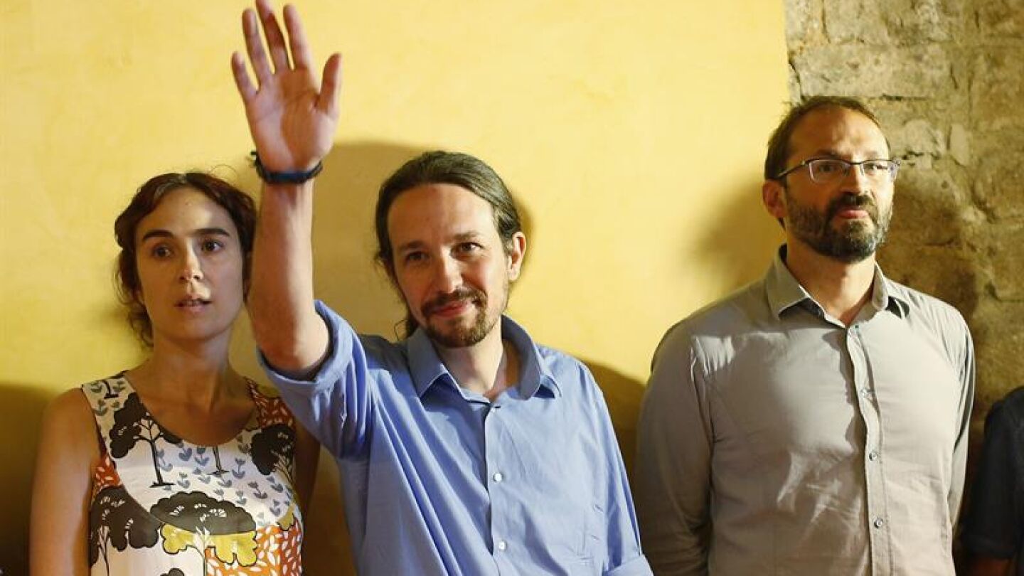 Iglesias con la secretaria general de Podemos Catalu&ntilde;a, Ubasart y el coordinador nacional de ICV, Herrera 