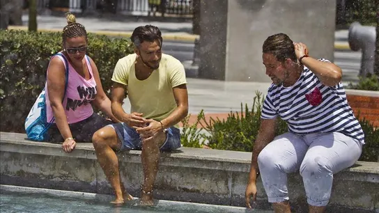 Tres personas en una fuente Tres personas en una fuente