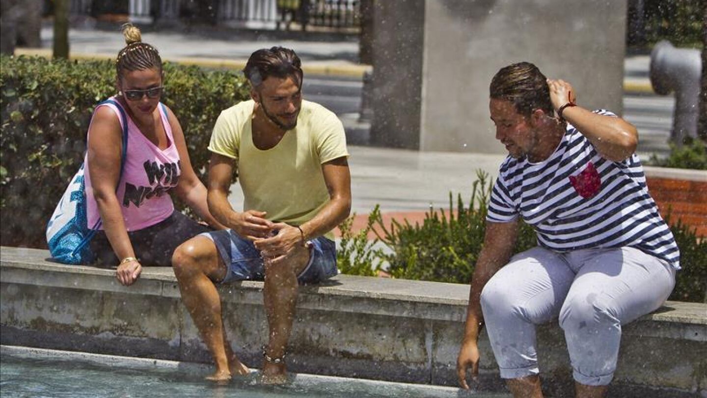 Tres personas en una fuente