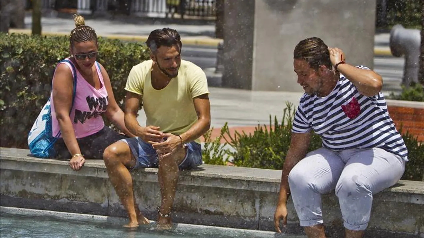 Tres personas en una fuente Tres personas en una fuente