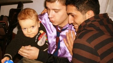 Una pareja de chicos con un bebé