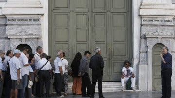 Griegos hacen cola en una sucursal del Banco Nacional de Grecia