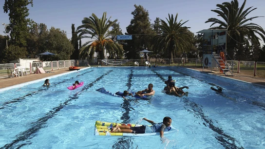 Varios niños disfrutando de un día en la piscina (Archivo) Varios niños disfrutando de un día en la piscina (Archivo)