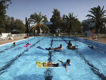 Varios niños disfrutando de un día en la piscina (Archivo)
