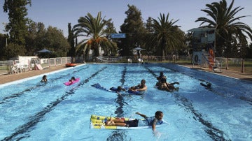 Varios niños disfrutando de un día en la piscina (Archivo)