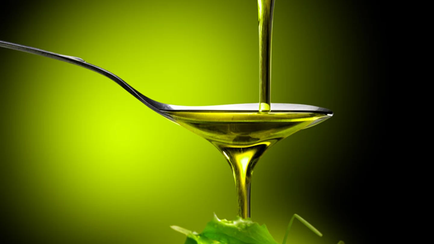 Cuchara con aceite de oliva Cuchara con aceite de oliva