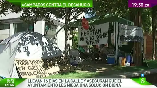 Javier y Ursula. acampados frente al Ayuntamiento de Getafe para pedir una vivienda de alquiler social. Les desahuciaron el pasado dos de julio. Ambos están en paro y tienen tres hijos Javier y Ursula. acampados frente al Ayuntamiento de Getafe para pedir una vivienda de alquiler social. Les desahuciaron el pasado dos de julio. Ambos están en paro y tienen tres hijos