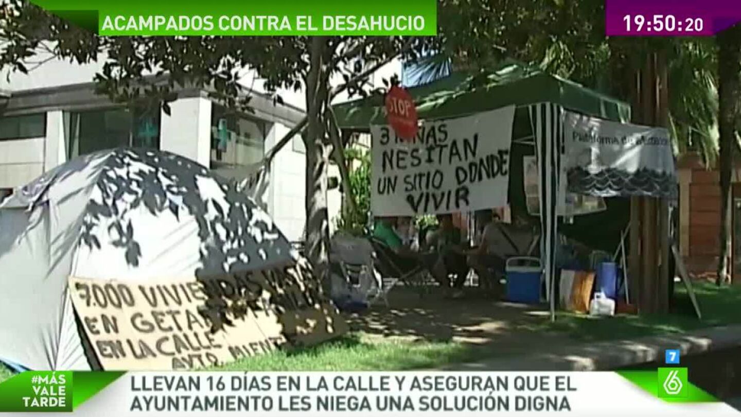 Javier y Ursula. acampados frente al Ayuntamiento de Getafe para pedir una vivienda de alquiler social. Les desahuciaron el pasado dos de julio. Ambos est&aacute;n en paro y tienen tres hijos