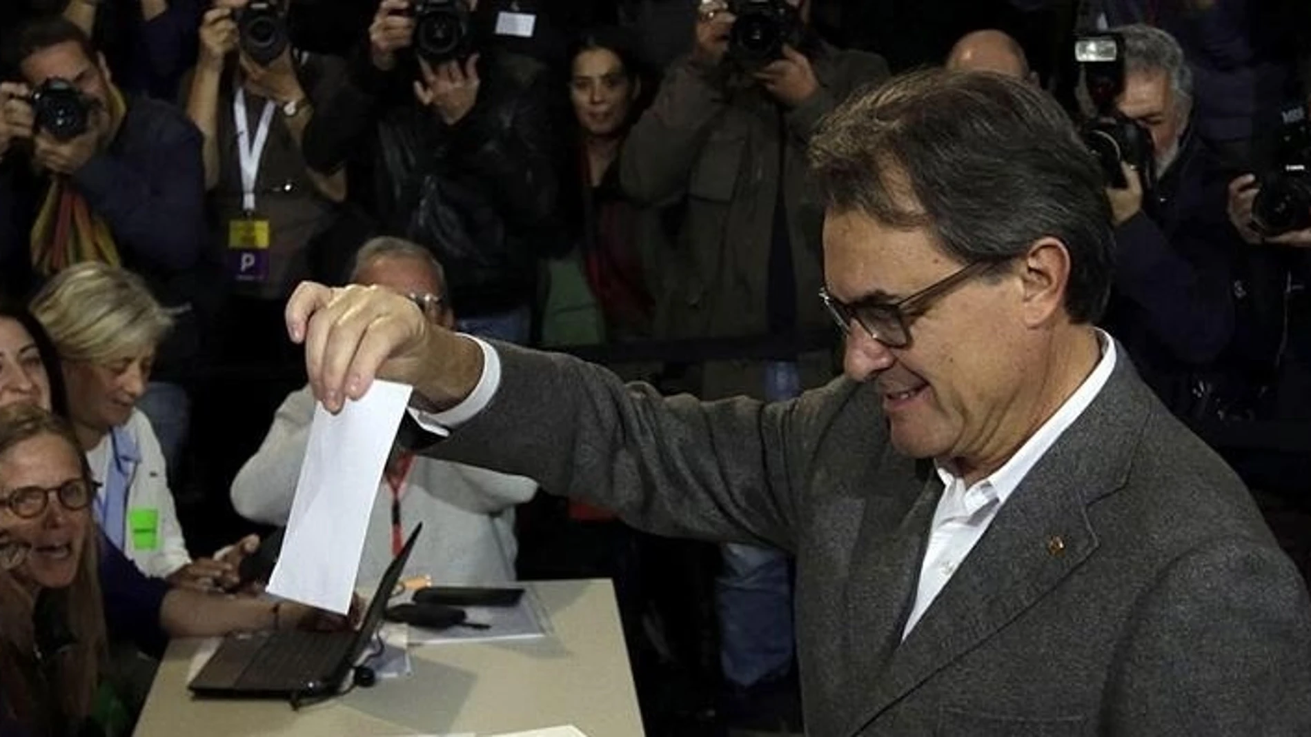 Artur Mas vota en la consulta del 9N