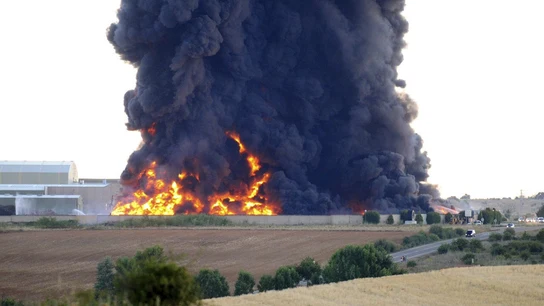 Los bomberos toman el control del incendio de la planta de reciclaje de Ardocino Los bomberos toman el control del incendio de la planta de reciclaje de Ardocino
