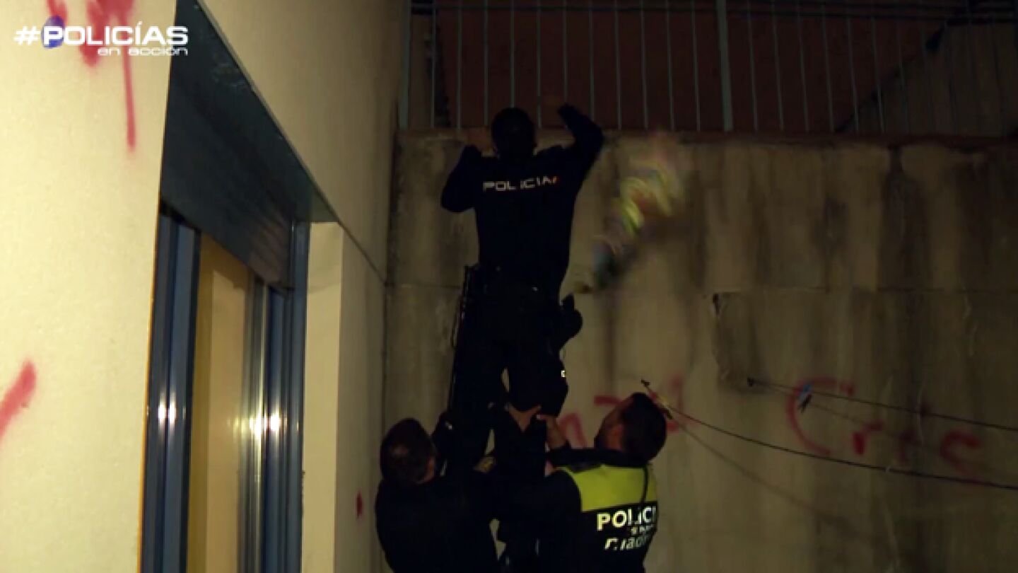 La polic&iacute;a, tras unos j&oacute;venes que se han escapado por el tejado