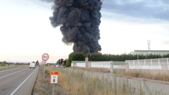 Siguen ardiendo los neumáticos en la planta de reciclaje de León Siguen ardiendo los neumáticos en la planta de reciclaje de León