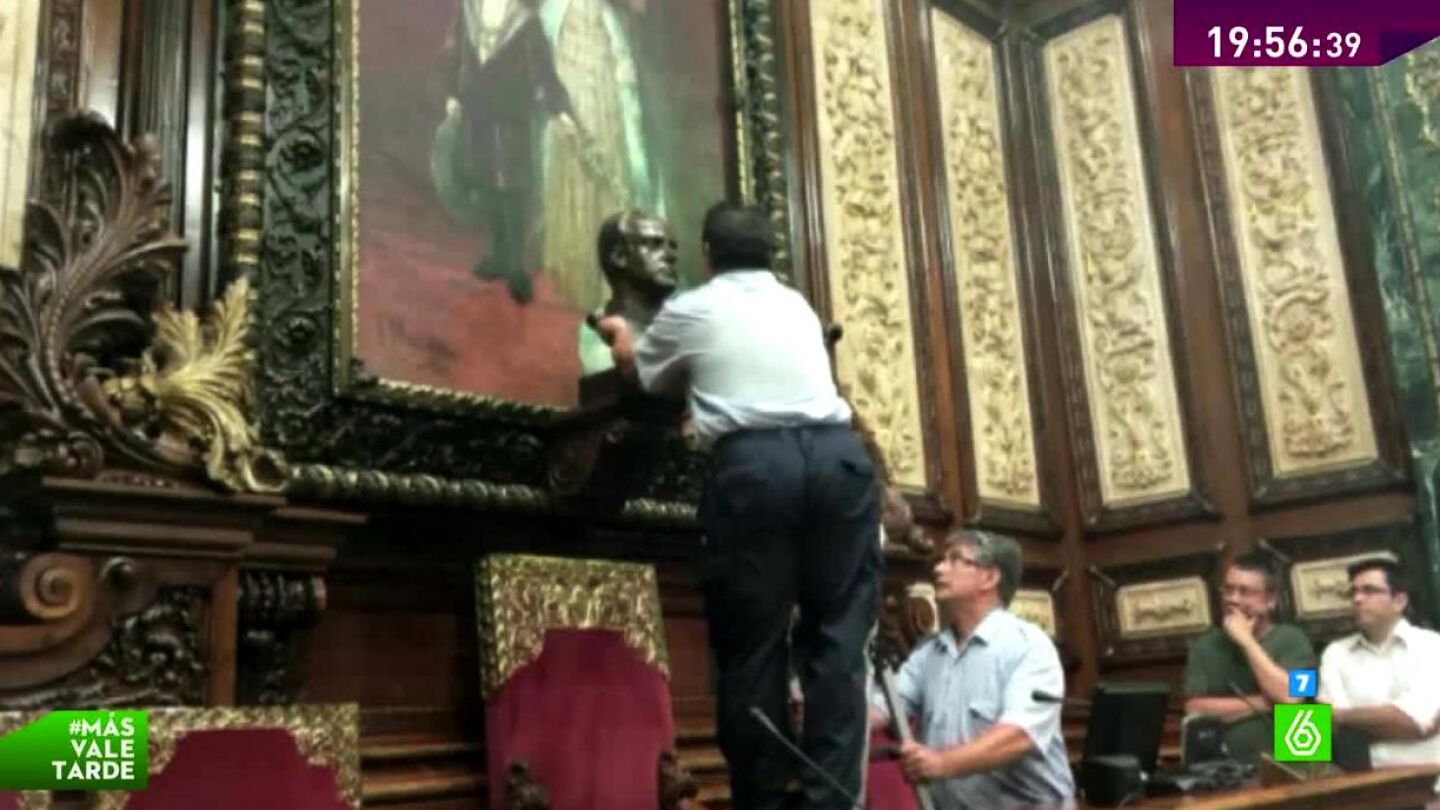 Quitan el busto de Juan Carlos I en el Ayuntamiento de Barcelona