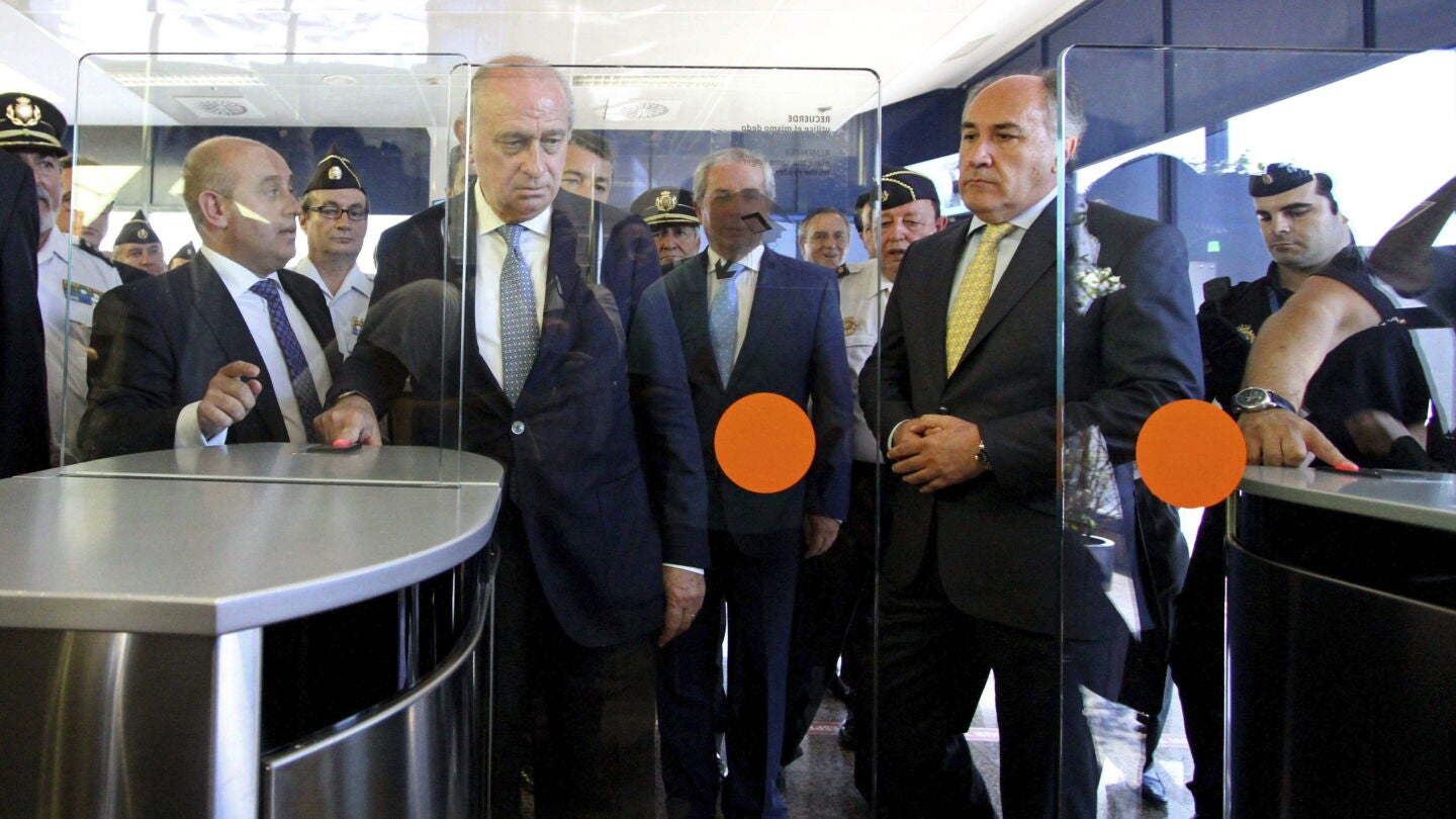 El ministro de interior Jorge Fern&aacute;ndez D&iacute;az inaugura las primas fronteras con reconocimiento facial