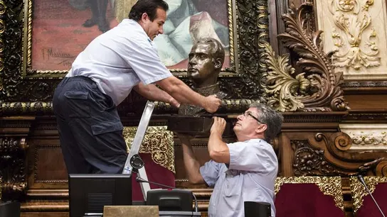 Retiran el busto de Juan Carlos I en el Ayuntamiento de Barcelona Retiran el busto de Juan Carlos I en el Ayuntamiento de Barcelona