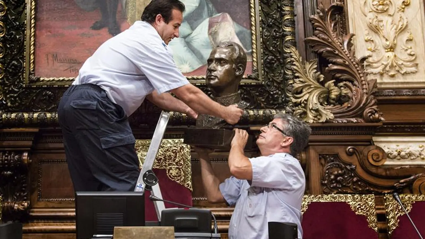 Retiran el busto de Juan Carlos I en el Ayuntamiento de Barcelona Retiran el busto de Juan Carlos I en el Ayuntamiento de Barcelona
