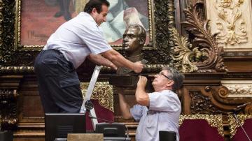 Retiran el busto de Juan Carlos I en el Ayuntamiento de Barcelona