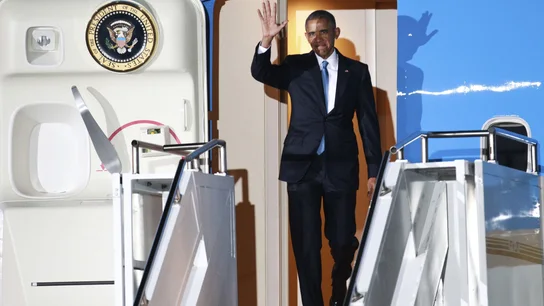 Barack Obama aterriza en el aeropuerto de Nairobi, en Kenia Barack Obama aterriza en el aeropuerto de Nairobi, en Kenia