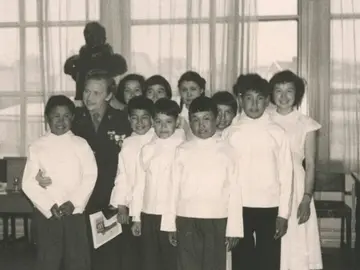 Algunos de los niños esquimales participantes del experimento Algunos de los niños esquimales participantes del experimento