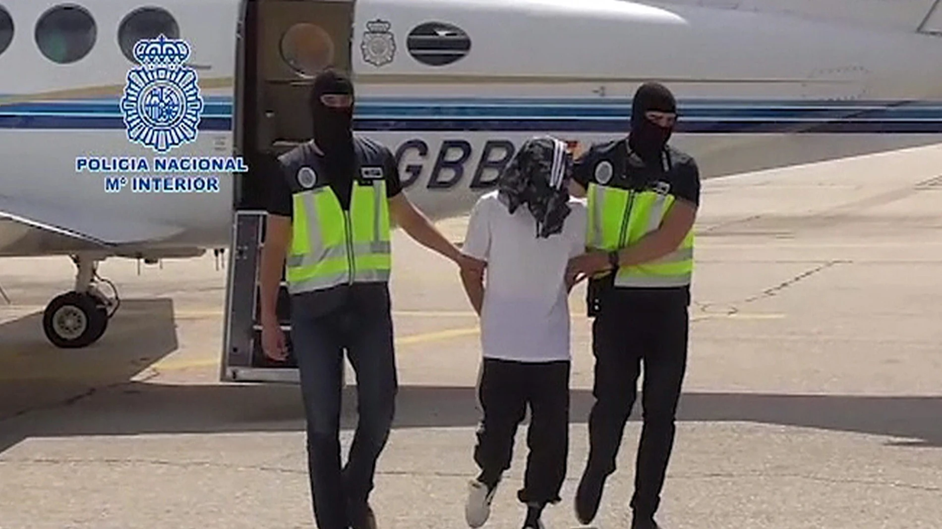 Imagen de un vídeo facilitado por la Policía Nacional del traslado del detenido