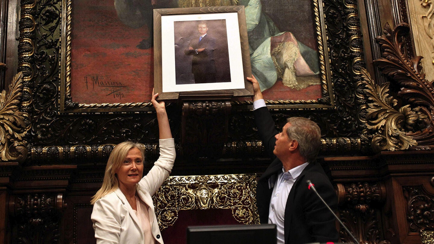 Los concejales del PPC, Alberto Fern&aacute;ndez D&iacute;az y &Aacute;ngeles Esteller colocan la foto