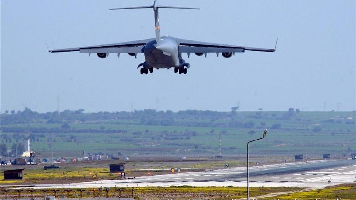 Avi&oacute;n militar de EEUU aterrizando en la base a&eacute;rea de Turqu&iacute;a