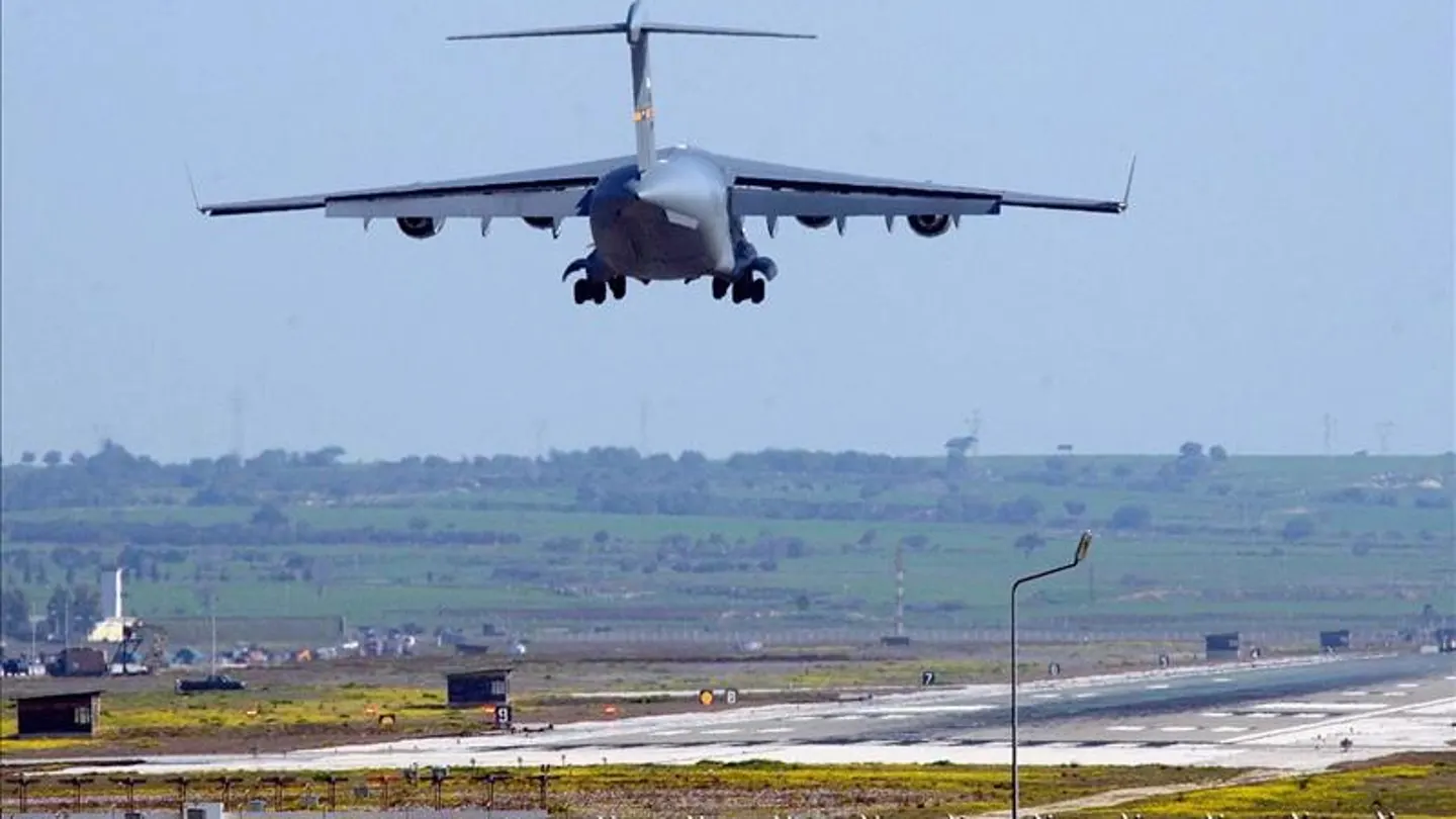 Avión militar de EEUU aterrizando en la base aérea de Turquía Avión militar de EEUU aterrizando en la base aérea de Turquía