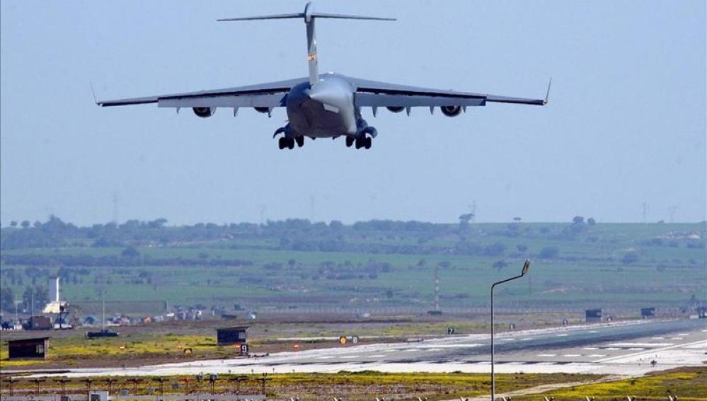 Avión militar de EEUU aterrizando en la base aérea de Turquía