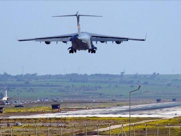 Avión militar de EEUU aterrizando en la base aérea de Turquía Avión militar de EEUU aterrizando en la base aérea de Turquía