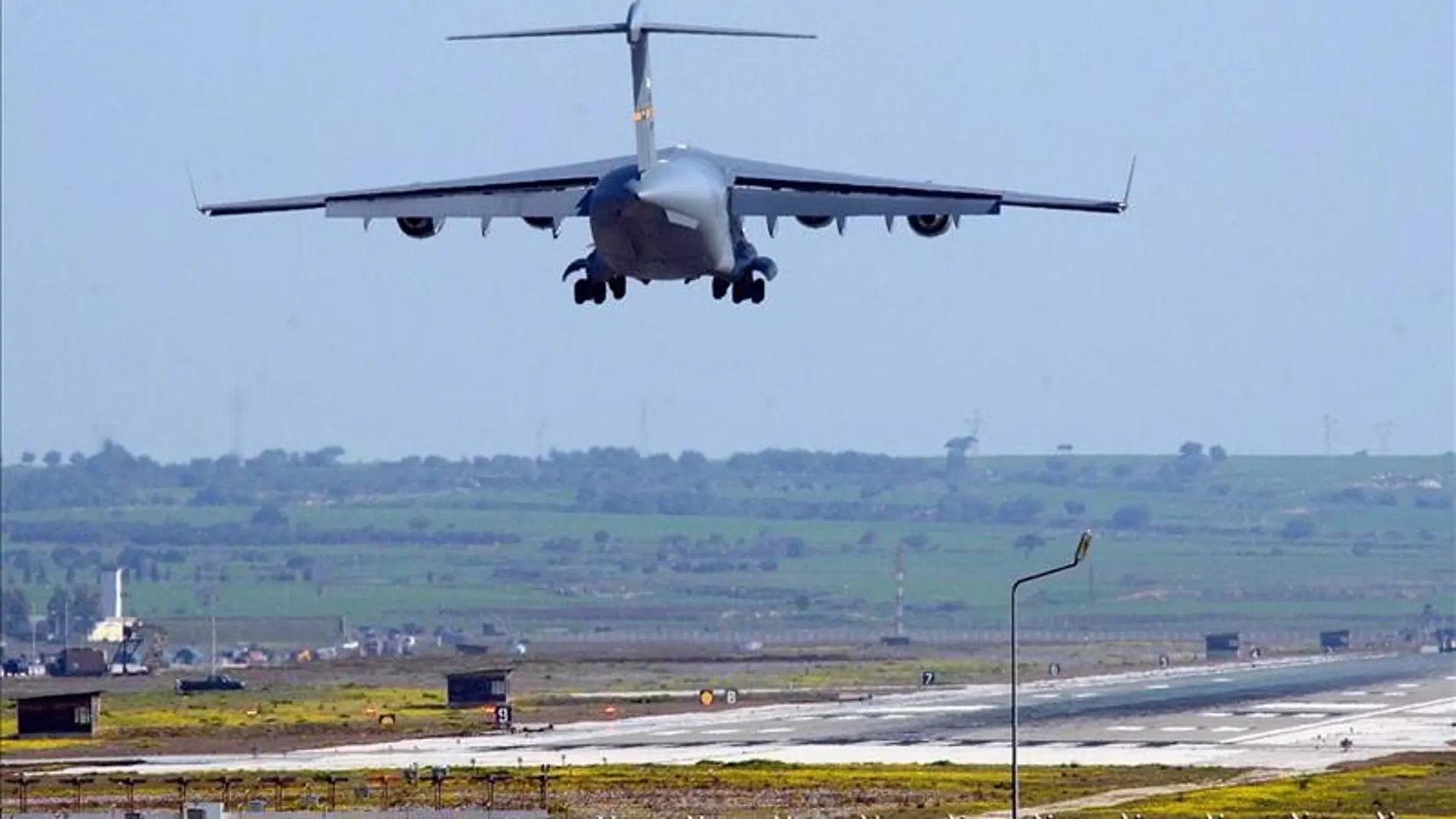 Avión militar de EEUU aterrizando en la base aérea de Turquía