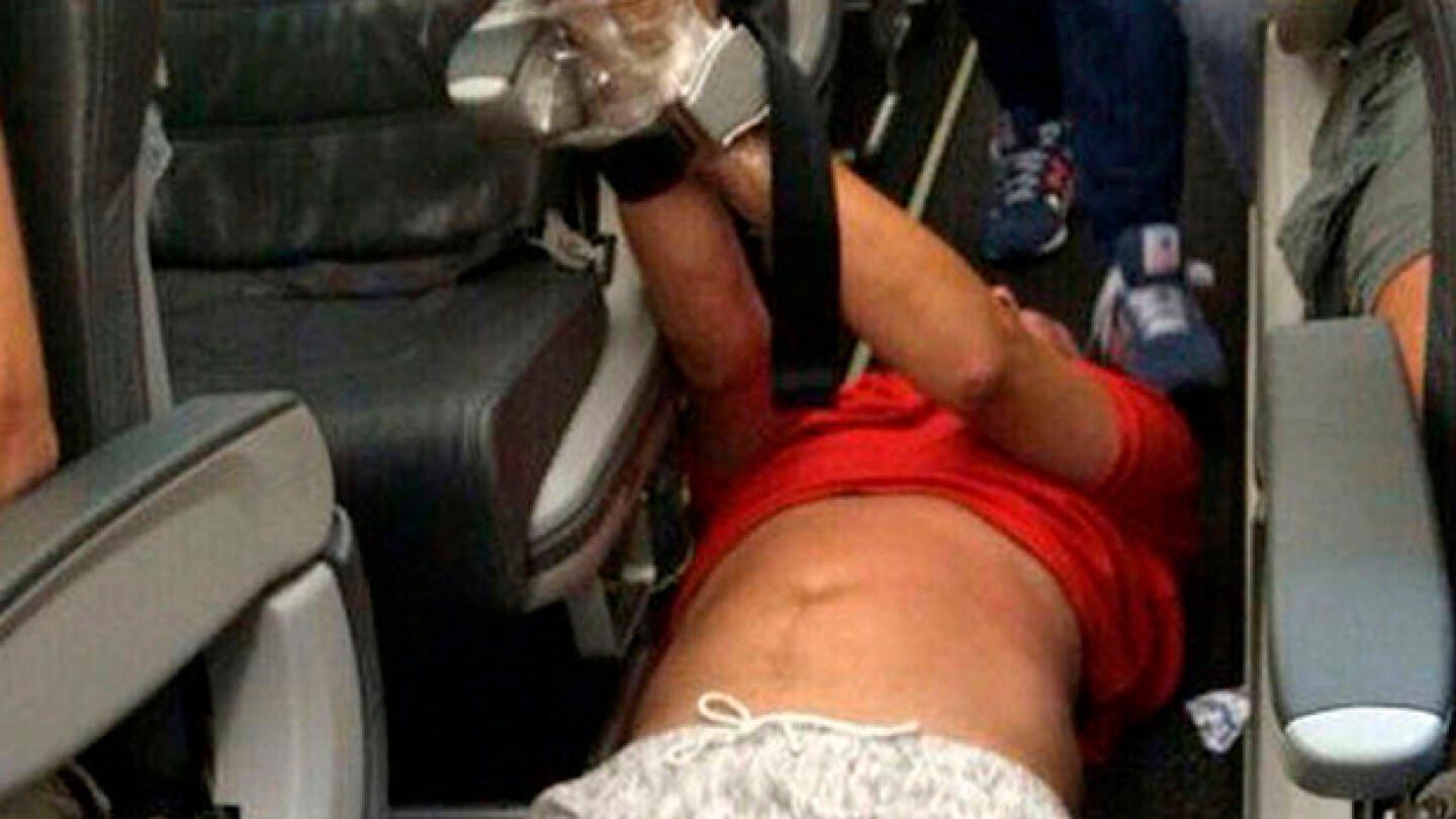Un pasajero amordazado en pleno vuelo