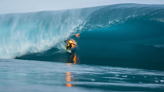 Jamie O&acute;Brien surfea cubierto de fuego