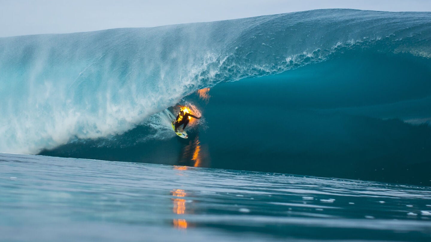 Jamie O&acute;Brien surfea cubierto de fuego