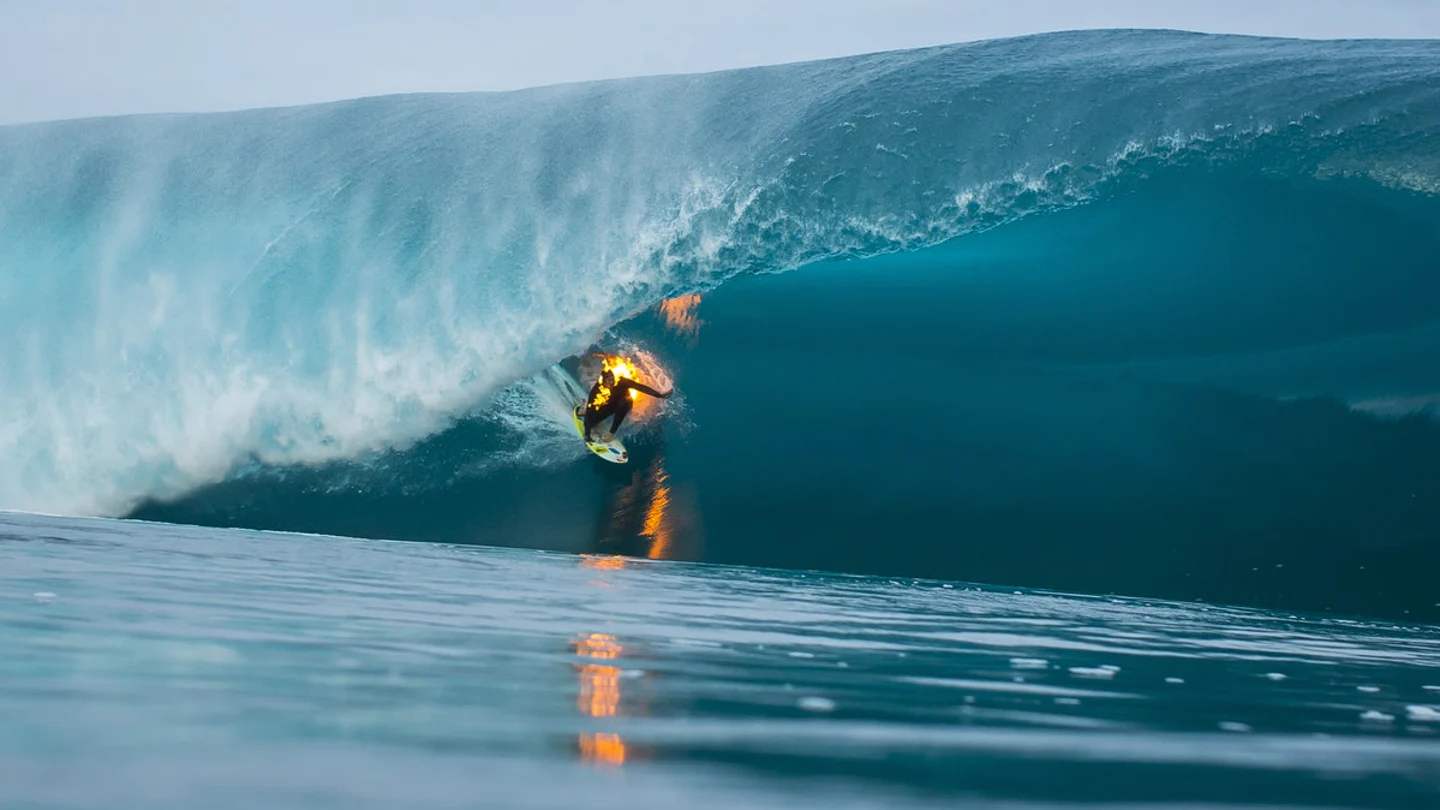 Jamie O´Brien surfea cubierto de fuego Jamie O´Brien surfea cubierto de fuego