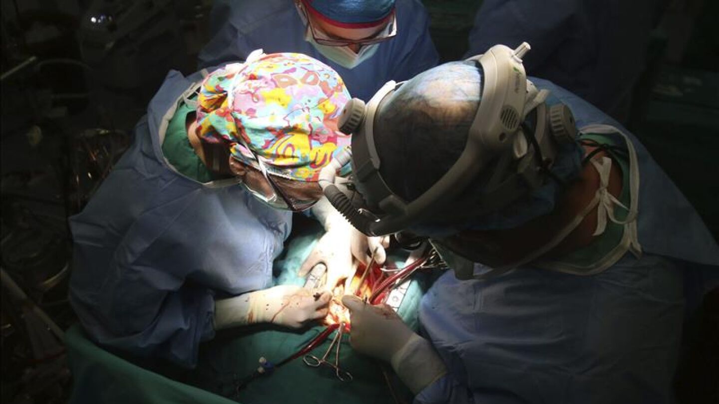 M&eacute;dicos durante una operaci&oacute;n de trasplante