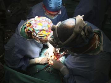 Médicos durante una operación de trasplante Médicos durante una operación de trasplante