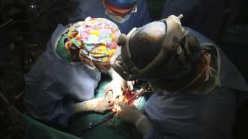 Médicos durante una operación de trasplante