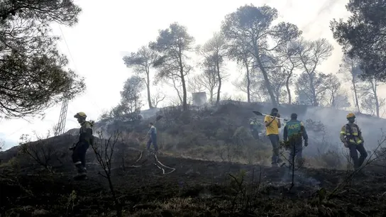 Efectivos de bomberos y ADFs combaten el fuego del incendio de Ódena Efectivos de bomberos y ADFs combaten el fuego del incendio de Ódena