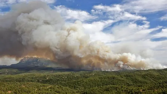 Incendio en Ódena hace que se desalojen 400 personas Incendio en Ódena hace que se desalojen 400 personas