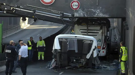 Restos del autobús que transportaba cerca de sesenta estudiantes Restos del autobús que transportaba cerca de sesenta estudiantes