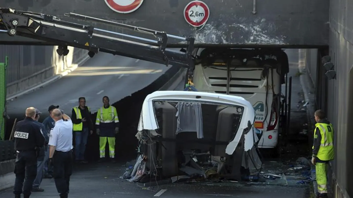Restos del autobús que transportaba cerca de sesenta estudiantes Restos del autobús que transportaba cerca de sesenta estudiantes