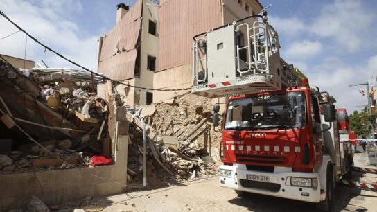 Los bomberos trabajan en el desescombro de dos viviendas de la calle Mayor de Begues, en Barcelona