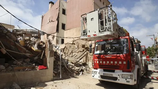 Los bomberos trabajan en el desescombro de dos viviendas de la calle Mayor de Begues, en Barcelona Los bomberos trabajan en el desescombro de dos viviendas de la calle Mayor de Begues, en Barcelona