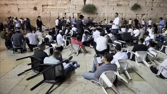 Decenas de palestinos intentan bloquear los accesos para impedir visitas judías al lugar con motivo de la festividad judía de Tishá Beav Decenas de palestinos intentan bloquear los accesos para impedir visitas judías al lugar con motivo de la festividad judía de Tishá Beav