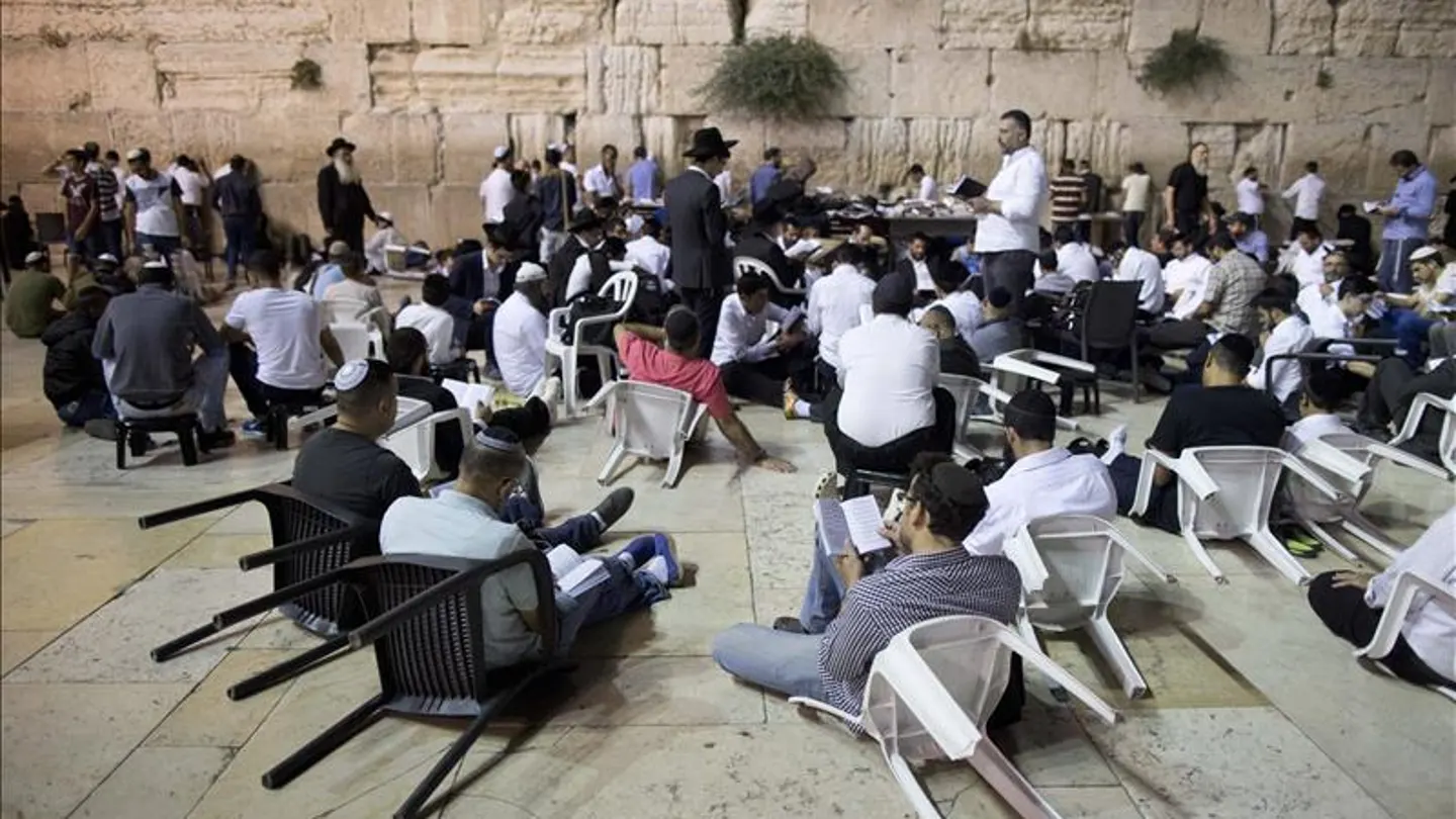 Decenas de palestinos intentan bloquear los accesos para impedir visitas judías al lugar con motivo de la festividad judía de Tishá Beav Decenas de palestinos intentan bloquear los accesos para impedir visitas judías al lugar con motivo de la festividad judía de Tishá Beav