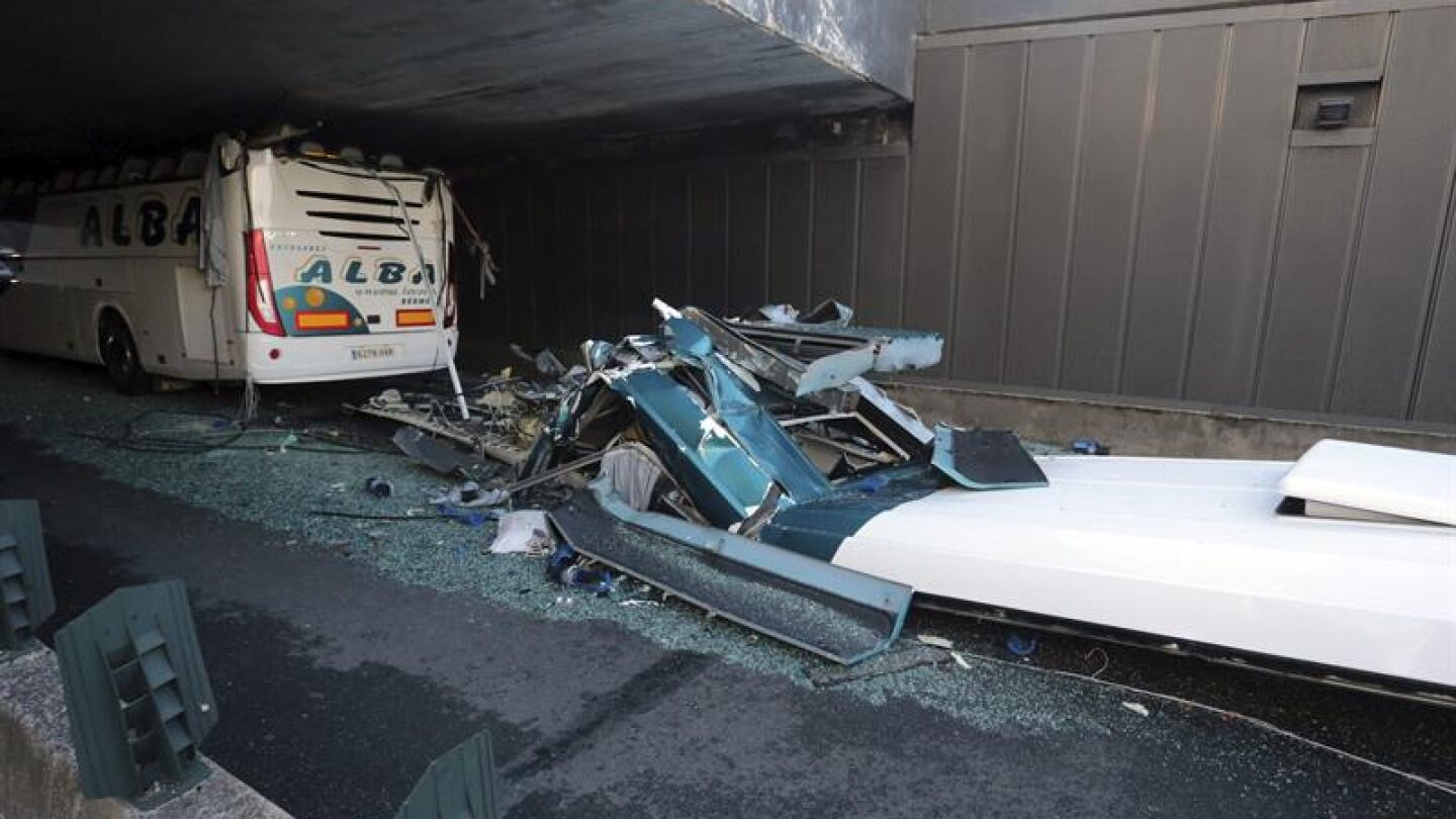  Restos del autob&uacute;s accidentado a las afueras de Lille
