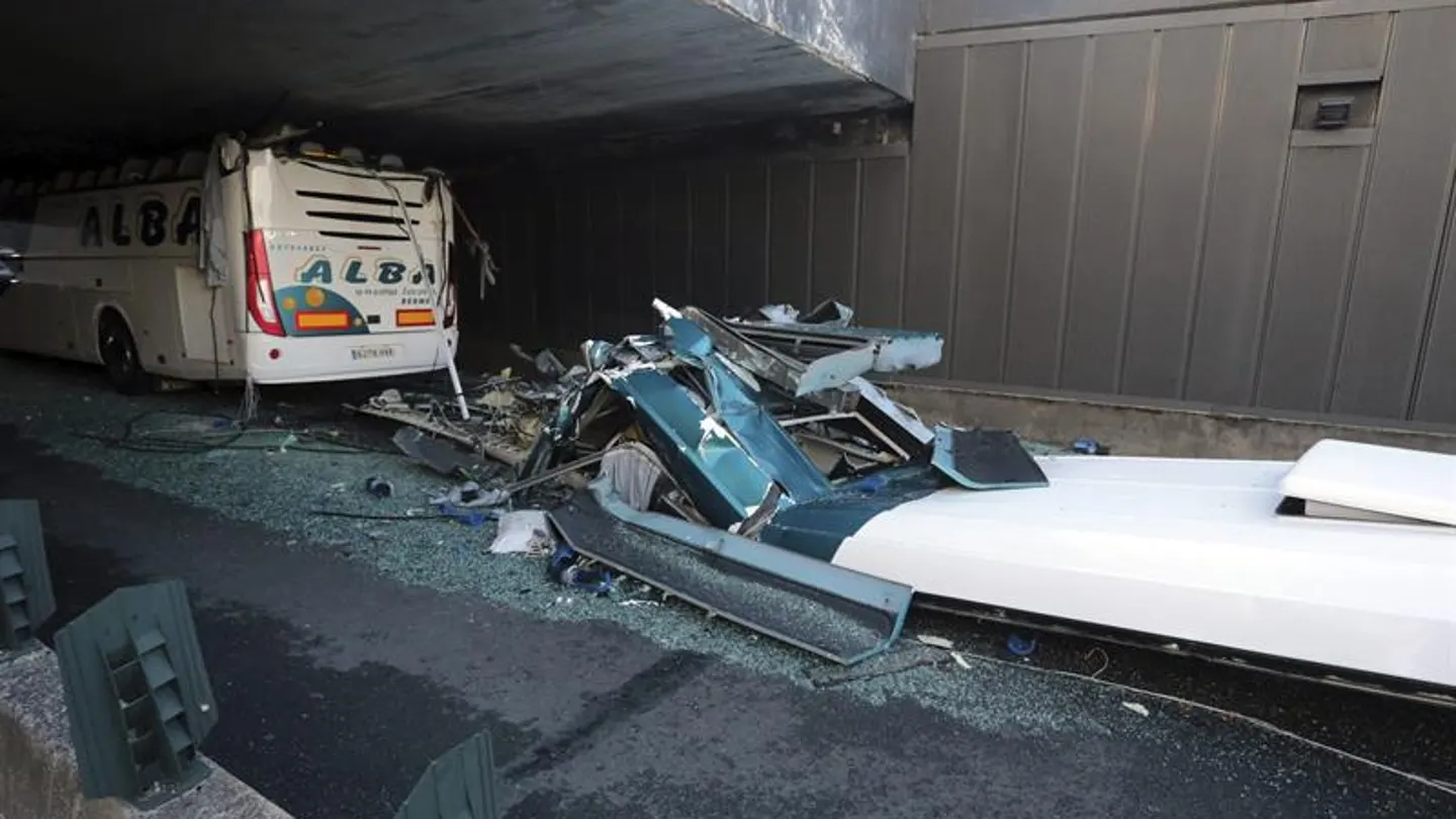 Restos del autobús accidentado a las afueras de Lille Restos del autobús accidentado a las afueras de Lille