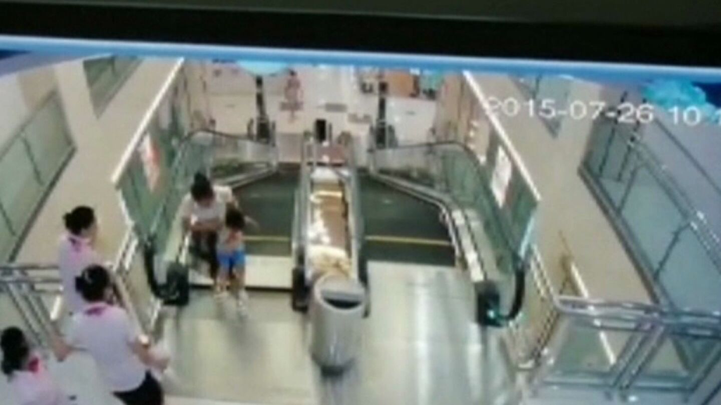 Logra salvar a su hijo y muere atrapada por las escaleras mec&aacute;nicas