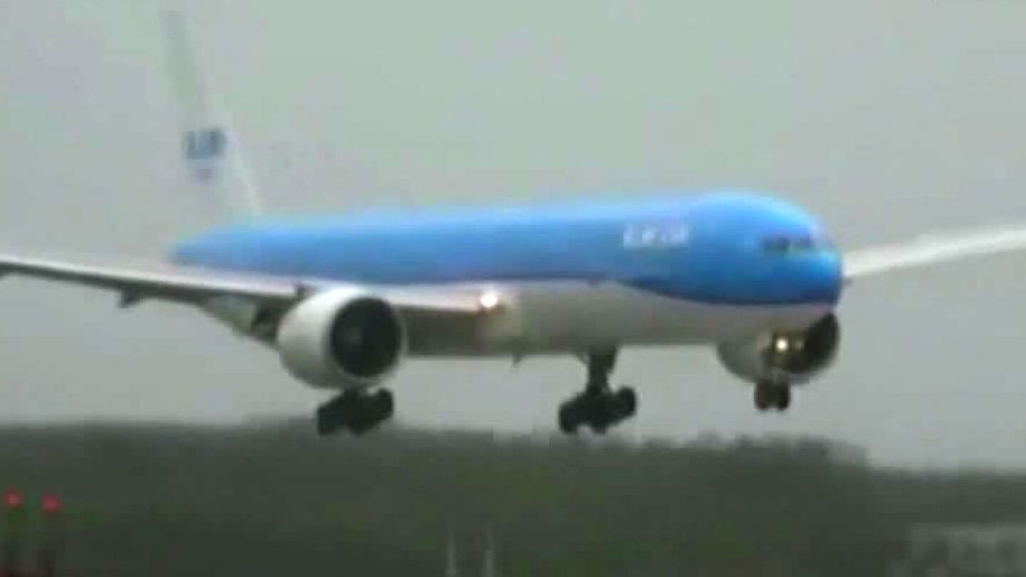 Un avi&oacute;n se ve obligado a realizar un aterrizaje de emergencia en el aeropuerto de Amsterdam