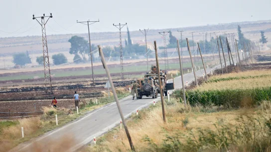 Un tanque turco patrulla a lo largo de la frontera con Siria. Un tanque turco patrulla a lo largo de la frontera con Siria.